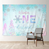 Aperturee - Rosa blauer Winter EIN Schneeflocken Geburtstagshintergrund